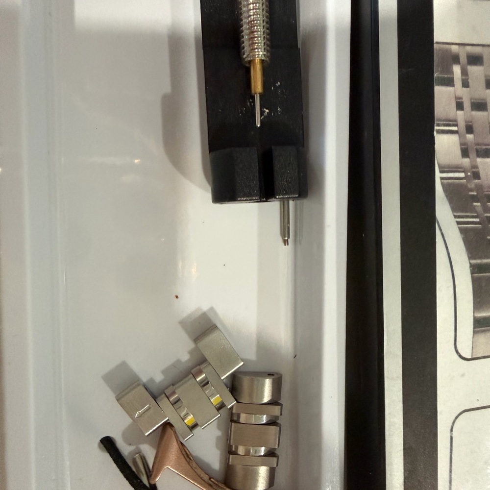 Google Smartwatch with Gray Band - Picture 10 of 11